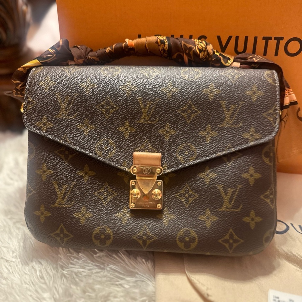 Louis Vuitton Pochette Métis Classic Monogram Crossbody Bag - Picture 3 of 16